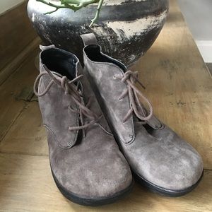 B.O.C. light mocha-gray suede chukka wedge boot